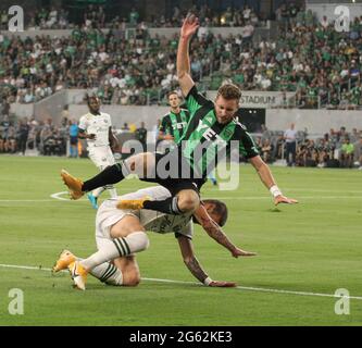 Austin, Texas, Stati Uniti. 1 luglio 2021. Portland Timbers difensore Dario Zuparic (13) sfida Austin FC in avanti Jon Gallagher (17) durante la prima metà di una grande partita di calcio tra Austin FC e Portland Timbers il 1 luglio 2021 ad Austin, Texas. Credit: Scott Coleman/ZUMA Wire/Alamy Live News Foto Stock