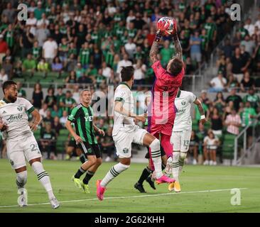 Austin, Texas, Stati Uniti. 1 luglio 2021. Il portiere di Portland Timbers Steve Clark (12) salta per risparmiare durante la prima metà di una partita di calcio della Major League tra l'Austin FC e i Portland Timbers il 1° luglio 2021 ad Austin, Texas. Credit: Scott Coleman/ZUMA Wire/Alamy Live News Foto Stock