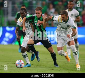 Austin, Texas, Stati Uniti. 1 luglio 2021. Il centrocampista del Austin FC Tomas Pochettino (7) combatte il centrocampista di Portland Timbers Diego Chara (21) e Jeremy Ebobisse (17) per il possesso durante la prima metà di una grande partita di calcio tra l'Austin FC e i Portland Timbers il 1° luglio 2021 ad Austin, Texas. Credit: Scott Coleman/ZUMA Wire/Alamy Live News Foto Stock