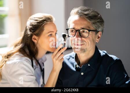 Otolaringologia controllo dell'orecchio con Otoscopio. Medico che esamina il paziente Foto Stock