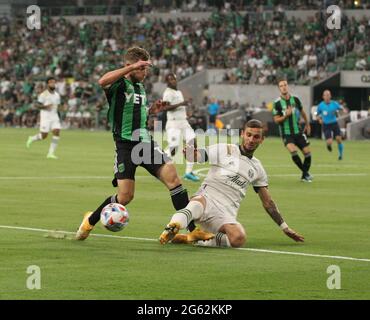 Austin, Texas, Stati Uniti. 1 luglio 2021. Portland Timbers difensore Dario Zuparic (13) sfida Austin FC in avanti Jon Gallagher (17) durante la prima metà di una grande partita di calcio tra Austin FC e Portland Timbers il 1 luglio 2021 ad Austin, Texas. Credit: Scott Coleman/ZUMA Wire/Alamy Live News Foto Stock