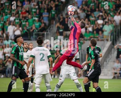 Austin, Texas, Stati Uniti. 1 luglio 2021. Il portiere di Portland Timbers Steve Clark (12) pugni la palla via durante la prima metà di una partita di calcio della Major League tra l'Austin FC e i Portland Timbers il 1° luglio 2021 ad Austin, Texas. Credit: Scott Coleman/ZUMA Wire/Alamy Live News Foto Stock