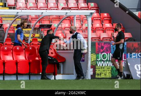 Glasgow, Regno Unito. 06 giugno 2021. Scott Booth e Malky Thomson hanno fatto il loro pugno prima di iniziare la partita della Premier League delle donne scozzesi tra Glasgow City e i Rangers giocati al Broadwood Stadium di Glasgow, Scozia Credit: SPP Sport Press Photo. /Alamy Live News Foto Stock