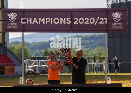 Glasgow, Regno Unito. 06 giugno 2021. Captain Leanne Ross (16) e l'allenatore Scott Booth posano con il trofeo nella partita della Premier League delle donne scozzesi tra Glasgow City e Rangers giocata allo stadio Broadwood di Glasgow, Scozia Credit: SPP Sport Press Photo. /Alamy Live News Foto Stock