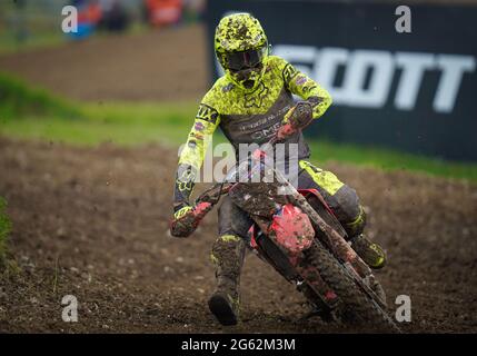 Ruben Fernandez (ESP), Honda, Honda 114 Motorsports fa un angolo durante MX2 gara 1 nella tappa britannica dei Campionati del mondo di motocross FIM 2021 Foto Stock