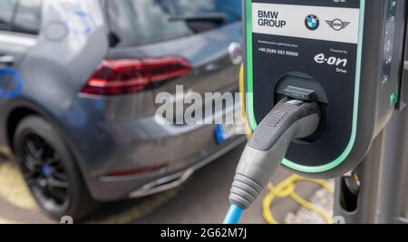 Lipsia, Germania. 07 maggio 2021. Un'auto elettrica si carica in un parcheggio di fronte allo stabilimento BMW di Lipsia. Credit: Hendrik Schmidt/dpa-Zentralbild/ZB/dpa/Alamy Live News Foto Stock