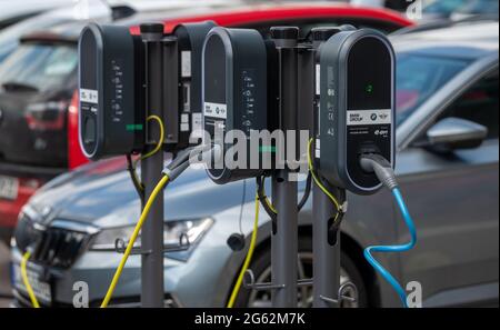 Lipsia, Germania. 07 maggio 2021. Le auto elettriche pagano in un parcheggio di fronte allo stabilimento BMW di Lipsia. Credit: Hendrik Schmidt/dpa-Zentralbild/ZB/dpa/Alamy Live News Foto Stock