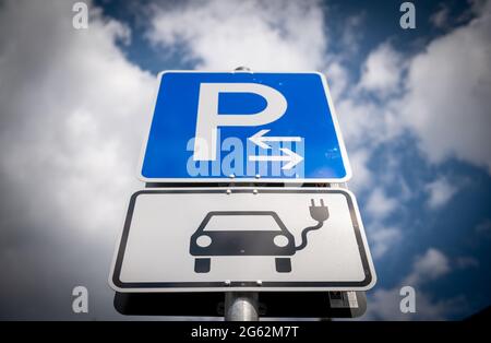 Lipsia, Germania. 07 maggio 2021. I cartelli indicano i parcheggi per auto elettriche di fronte allo stabilimento BMW di Lipsia. Credit: Hendrik Schmidt/dpa-Zentralbild/ZB/dpa/Alamy Live News Foto Stock