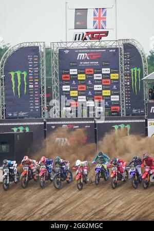 I concorrenti lasciano il cancello di partenza prima del MXGP di gara 1 nella tappa britannica dei Campionati del mondo di motocross FIM 2021 domenica 27 giugno 2021, a. Foto Stock