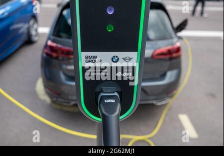 Lipsia, Germania. 07 maggio 2021. Un'auto elettrica si carica in un parcheggio di fronte allo stabilimento BMW di Lipsia. Credit: Hendrik Schmidt/dpa-Zentralbild/ZB/dpa/Alamy Live News Foto Stock