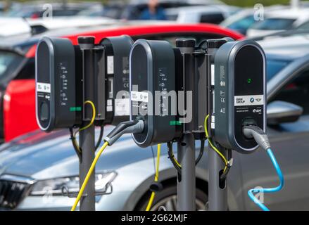 Lipsia, Germania. 07 maggio 2021. Le auto elettriche pagano in un parcheggio di fronte allo stabilimento BMW di Lipsia. Credit: Hendrik Schmidt/dpa-Zentralbild/ZB/dpa/Alamy Live News Foto Stock