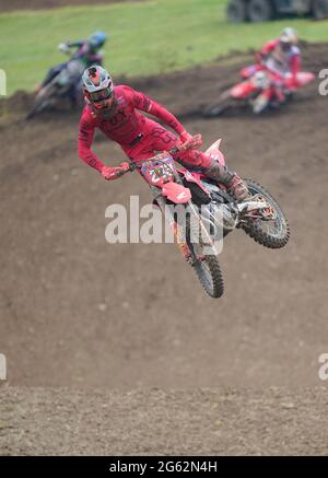 Tim Gajser (SLO), Honda - Team HRC fa un salto durante la gara 1 del MXGP, tappa britannica dei Campionati mondiali di motocross FIM 2021, domenica 27 giugno Foto Stock