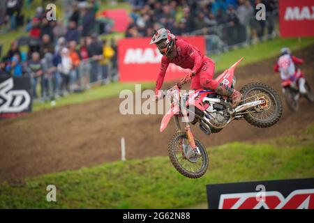 Tim Gajser (SLO), Honda - Team HRC fa un salto durante la gara 1 del MXGP, tappa britannica dei Campionati mondiali di motocross FIM 2021, domenica 27 giugno Foto Stock