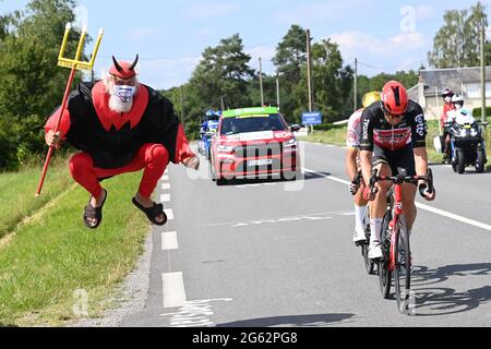 Chateauroux, Francia. 1 luglio 2021: Tour de France 2021, Stage, Tours a Chateauroux. Dieter 'Didi' Senft conosciuto come Didi il Diavolo o El Diablo con Roger Kluge Credit: Peter Goding/Alamy Live News Foto Stock