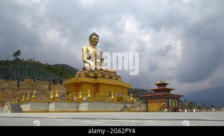 Un'enorme statua di Buddha fatta di bronzo in Bhutan, una delle principali attrazioni per i turisti. Foto Stock