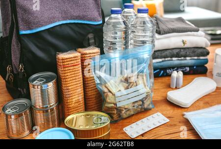 Attrezzatura di emergenza zaino organizzato sul tavolo Foto Stock