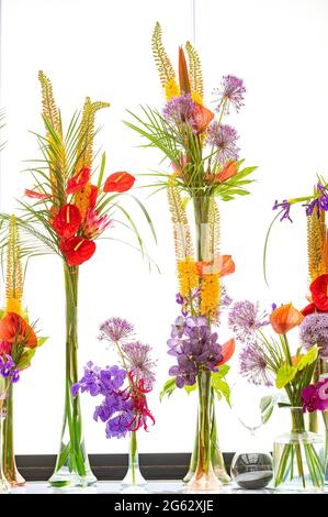 Composizioni floreali decorative in vaso di vetro Foto Stock