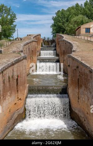 Il Canal de castilla si blocca mentre passa attraverso Palencia a Castilla y Leon, Spagna Foto Stock