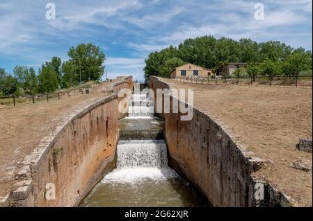 Il Canal de castilla si blocca mentre passa attraverso Palencia a Castilla y Leon, Spagna Foto Stock