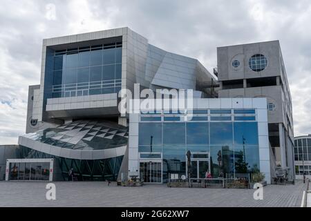 Aalborg, Danimarca - 7 giugno 2021: Veduta dell'iconica Casa della Musica di Aalborg Foto Stock