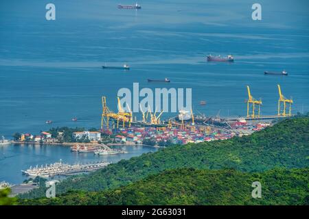 Porto container Tien SA, città di da Nang, Vietnam Foto Stock