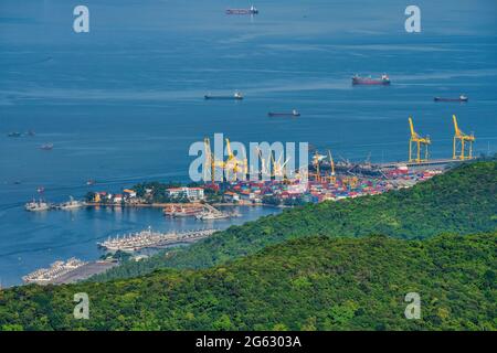 Porto container Tien SA, città di da Nang, Vietnam Foto Stock