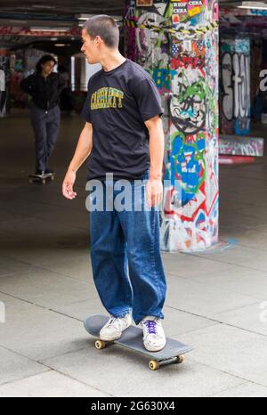 Skateboarder skateboard a Southbank Skatepark, South Bank, Londra, Regno Unito nel mese di giugno Foto Stock