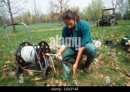 - il Parco delle querce (Seveso, Lombardia, Italia), realizzato coprendo l'area inquinata dalla diossina dopo il disastro ecologico di Seveso nel giugno 1976; Campionamento per il controllo delle bacinelle contenenti rifiuti contaminati - il Parco delle Quercie, realizzato cedro la zona richiesta dalla diossina dopo il disastro ecologico di Seveso nel giugno del 1976; prallievo di campioni per il controllo delle vasche contengano i rifiuti contaminati Foto Stock