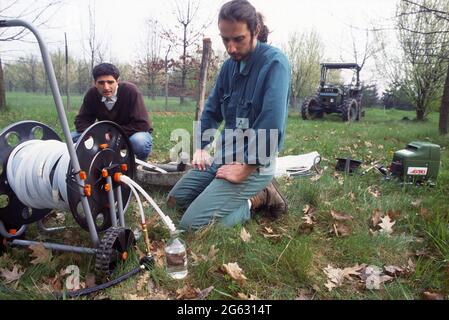 - il Parco delle querce (Seveso, Lombardia, Italia), realizzato coprendo l'area inquinata dalla diossina dopo il disastro ecologico di Seveso nel giugno 1976; Campionamento per il controllo delle bacinelle contenenti rifiuti contaminati - il Parco delle Quercie, realizzato cedro la zona richiesta dalla diossina dopo il disastro ecologico di Seveso nel giugno del 1976; prallievo di campioni per il controllo delle vasche contengano i rifiuti contaminati Foto Stock