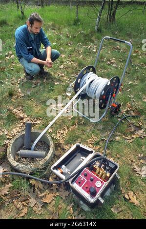 - il Parco delle querce (Seveso, Lombardia, Italia), realizzato coprendo l'area inquinata dalla diossina dopo il disastro ecologico di Seveso nel giugno 1976; Campionamento per il controllo delle bacinelle contenenti rifiuti contaminati - il Parco delle Quercie, realizzato cedro la zona richiesta dalla diossina dopo il disastro ecologico di Seveso nel giugno del 1976; prallievo di campioni per il controllo delle vasche contengano i rifiuti contaminati Foto Stock