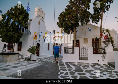 Mykonos Grecia aprile 2018, strade colorate della città vecchia di Mykonos con i turisti in strada. , tradizionale strada stretta con porte blu e pareti bianche, via dello shopping, Mykonos città Grecia Foto Stock