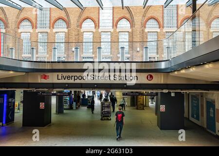 Londra - Luglio 2021: Liverpool Street Station, un importante capolinea ferroviario nella Città di Londra Foto Stock