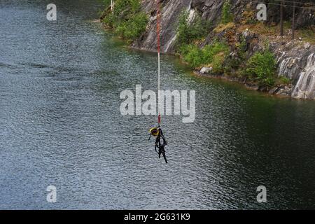 Carrello, attrezzatura su cavi d'acciaio sopra un fiume di montagna. Vacanza estrema in Carelia, Russia Foto Stock