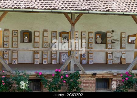 Biertan, Romania - 26 giugno 2021: Esposizione di ceramiche nella chiesa fortificata dei Sassoni della Transilvania Foto Stock