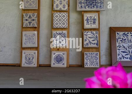 Biertan, Romania - 26 giugno 2021: Esposizione di ceramiche nella chiesa fortificata dei Sassoni della Transilvania Foto Stock