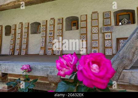 Biertan, Romania - 26 giugno 2021: Esposizione di ceramiche nella chiesa fortificata dei Sassoni della Transilvania Foto Stock