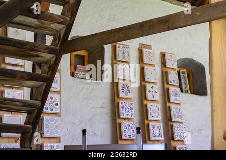 Biertan, Romania - 26 giugno 2021: Esposizione di ceramiche nella chiesa fortificata dei Sassoni della Transilvania Foto Stock