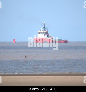 Barca in rimorchiatore rosso in direzione del molo di Liverpool Foto Stock