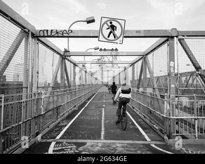 Ciclisti sulla pista ciclabile del Williamsburg Bridge, a Brooklyn, New York City Foto Stock