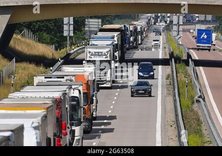 Jacobsdorf, Germania. 02 luglio 2021. I camion sono parcheggiati da un paraurti all'altro sull'autostrada A12 in direzione est, a circa 15 chilometri dal valico di frontiera tedesco-polacco. Il motivo di questo lungo ingorgo è rappresentato dai lavori stradali sulla A12 vicino a Francoforte (Oder). Tuttavia, quasi ogni venerdì si verificano ingorghi molto lunghi prima del valico di frontiera per la Polonia. Credit: Patrick Pleul/dpa-Zentralbild/dpa/Alamy Live News Foto Stock