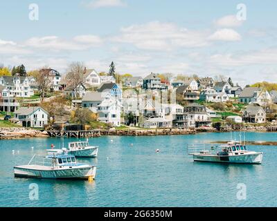 Barche nel porto del villaggio di pescatori di Stonington, sull'isola di Deer nel Maine Foto Stock