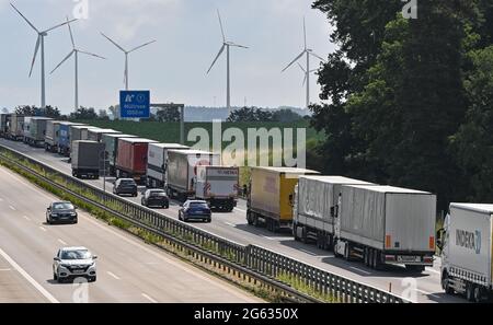 Jacobsdorf, Germania. 02 luglio 2021. I camion sono parcheggiati da un paraurti all'altro sull'autostrada A12 in direzione est, a circa 15 chilometri dal valico di frontiera tedesco-polacco. Il motivo di questo lungo ingorgo è rappresentato dai lavori stradali sulla A12 vicino a Francoforte (Oder). Tuttavia, quasi ogni venerdì si verificano ingorghi molto lunghi prima del valico di frontiera per la Polonia. Credit: Patrick Pleul/dpa-Zentralbild/dpa/Alamy Live News Foto Stock