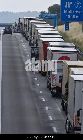 Jacobsdorf, Germania. 02 luglio 2021. I camion sono parcheggiati da un paraurti all'altro sull'autostrada A12 in direzione est, a circa 15 chilometri dal valico di frontiera tedesco-polacco. Il motivo di questo lungo ingorgo è rappresentato dai lavori stradali sulla A12 vicino a Francoforte (Oder). Tuttavia, quasi ogni venerdì si verificano ingorghi molto lunghi prima del valico di frontiera per la Polonia. Credit: Patrick Pleul/dpa-Zentralbild/dpa/Alamy Live News Foto Stock