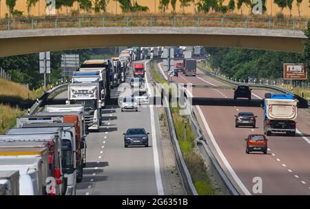 Jacobsdorf, Germania. 02 luglio 2021. I camion sono parcheggiati da un paraurti all'altro sull'autostrada A12 in direzione est, a circa 15 chilometri dal valico di frontiera tedesco-polacco. Il motivo di questo lungo ingorgo è rappresentato dai lavori stradali sulla A12 vicino a Francoforte (Oder). Tuttavia, quasi ogni venerdì si verificano ingorghi molto lunghi prima del valico di frontiera per la Polonia. Credit: Patrick Pleul/dpa-Zentralbild/dpa/Alamy Live News Foto Stock