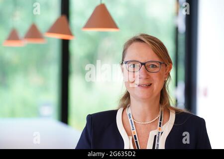 Schenefeld, Germania. 21 Giugno 2021. Nicole Elleuche, Managing Director e Administrative Director European XFEL. L'European XFEL (European X-Ray Free-Electron laser Facility) gestisce il laser a raggi X più grande del mondo. Con 27 000 flash laser a raggi X al secondo, vengono aperte nuove opportunità di ricerca. La struttura è stata aperta nel 2017 e impiega più di 450 persone. Credit: Marco Brandt/dpa/Alamy Live News Foto Stock