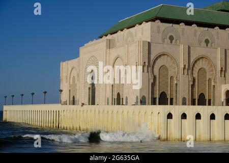 Marocco Casablanca - Hassan II Moschea litorale con frangiflutti Foto Stock