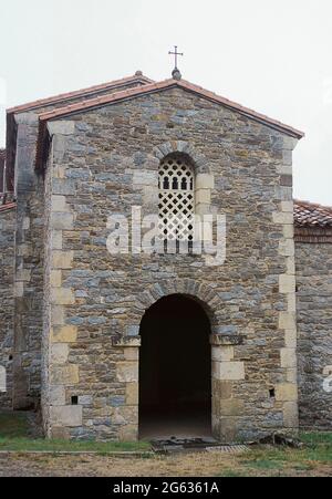 Spagna, Asturie, Santianes de Pravia. Chiesa di San Giovanni Apostolo ed Evangelista. Chiesa pre-romanica dell'Asturia cattolica romana. Costruito nel 780 dai re Silo e Adosinda, che trasferirono la capitale del regno asturiano a Pravia (774-783). Era destinato ad ospitare il Pantheon reale. Foto Stock