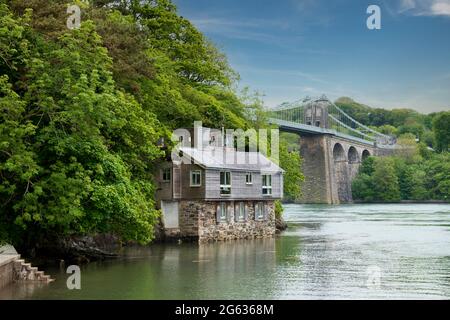 Storico ponte sospeso Menai che attraversa lo stretto di Menai, Galles, Regno Unito Foto Stock