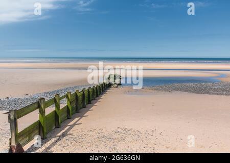 Grande cielo-terra-mare-paesaggio con colori di pasta sulla spiaggia di Rossall nella città costiera Lancashire di Cleveleys Foto Stock