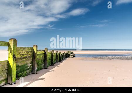 Grande cielo-terra-mare-paesaggio con colori di pasta sulla spiaggia di Rossall nella città costiera Lancashire di Cleveleys Foto Stock